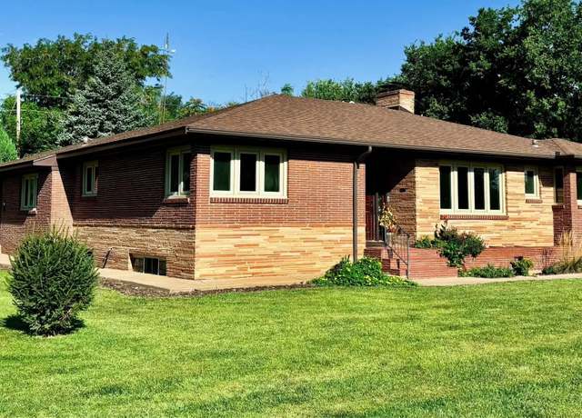 Property at 2201 Crescent Dr, Dodge City, KS 67801, 3 beds, 2.5 baths