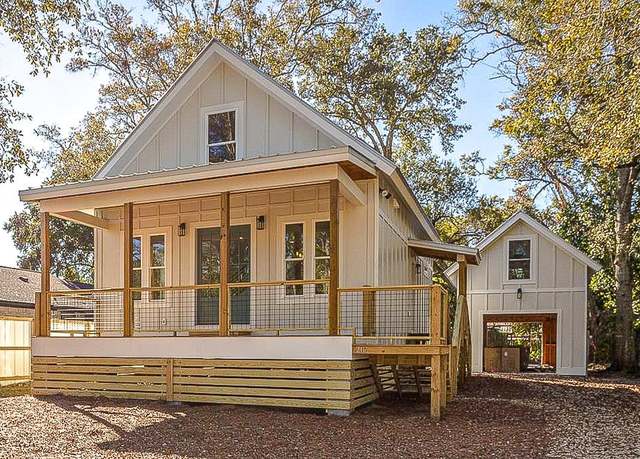 Property at 216 15th St, Apalachicola, FL 32320, 3 beds, 2.5 baths
