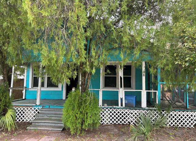 Property at 237 12th St, Apalachicola, FL 32320, 3 beds, 1 bath
