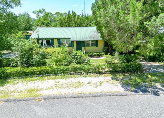 Property at 303 E Meridian Ave, Carrabelle, FL 32322, 3 beds, 1 bath