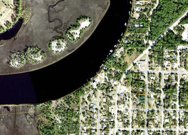 Property at 9 NW 9th St, Carrabelle, FL 32322