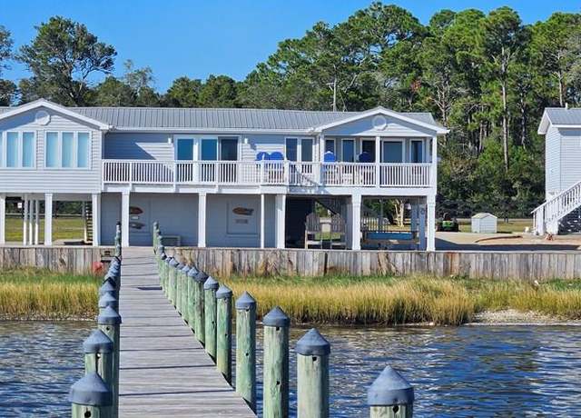 Property at 1525 Gulf Ave, Carrabelle, FL 32322, 2 beds, 3 baths