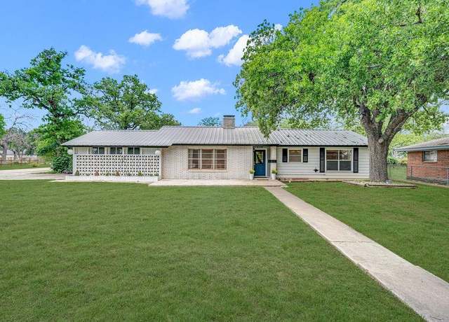 Property at 135 Oak Way, Kerrville, TX 78028, 5 beds, 3 baths