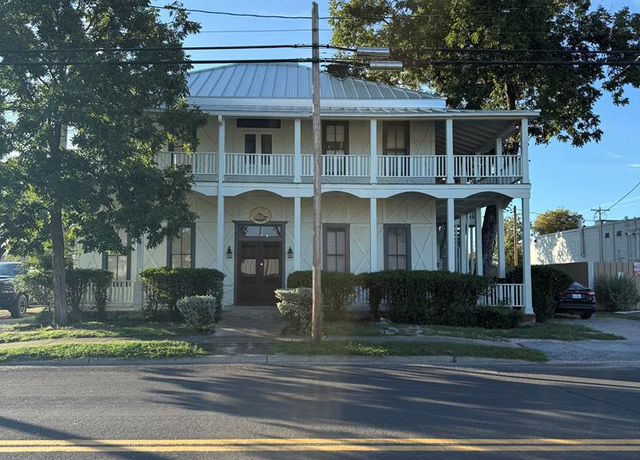 Property at 305 N Tivy St, Kerrville, TX 78028