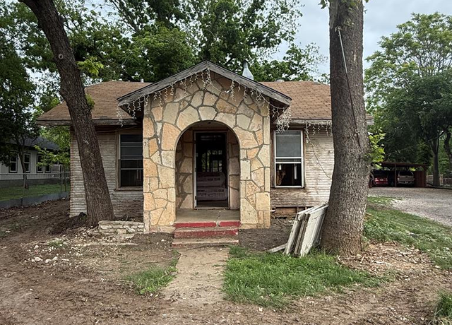 Property at 821 Ross St, Kerrville, TX 78028, 2 beds, 1 bath