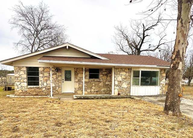 Property at 303 Meadowview Ln, Kerrville, TX 78028, 4 beds, 2 baths