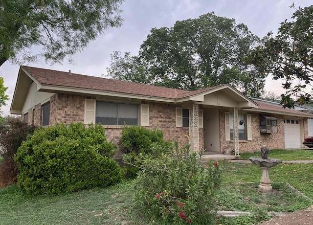 Property at 704 Arrow Ln, Kerrville, TX 78028, 2 beds, 2 baths