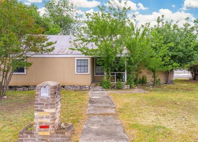 Property at 102 Mcfarland St, Kerrville, TX 78028, 2 beds, 2 baths