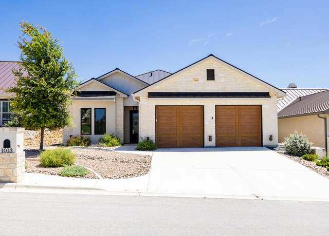 Property at 1013 Comanche Hills Dr, Kerrville, TX 78028, 2 beds, 2.5 baths