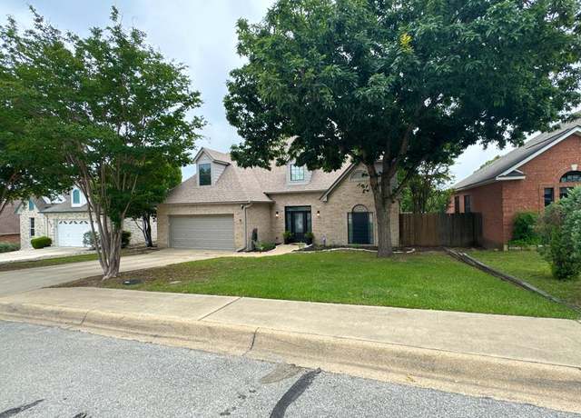 Property at 715 Oak Hollow Dr, Kerrville, TX 78028, 4 beds, 2.5 baths