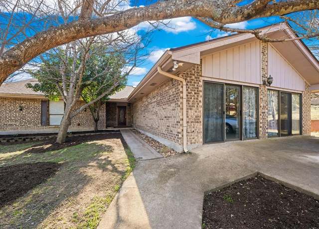 Property at 140 Woodhill Rd, Kerrville, TX 78028, 3 beds, 2 baths