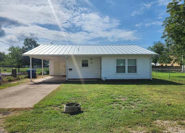 Property at 517 Short St, Kerrville, TX 78028, 3 beds, 1 bath