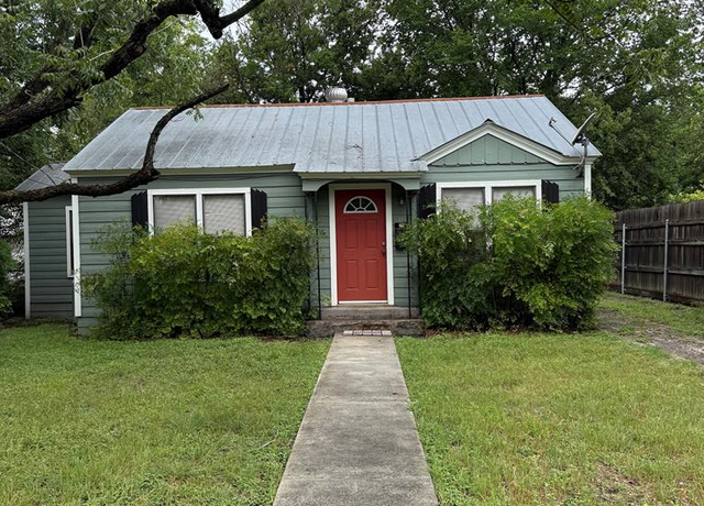 Property at 1309 Park St, Kerrville, TX 78028, 2 beds, 1 bath