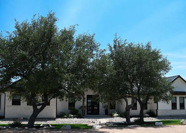 Property at 121 Center Oaks Ct, Kerrville, TX 78028, 3 beds, 3.5 baths