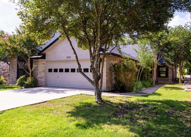 Property at 2225 Rock Creek Dr, Kerrville, TX 78028, 3 beds, 2 baths