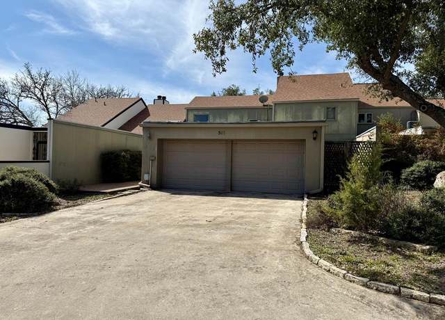 Property at 511 Fairway Dr, Kerrville, TX 78028, 3 beds, 2.5 baths