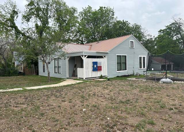 Property at 905 N Tivy St, Kerrville, TX 78028, 2 beds, 1 bath