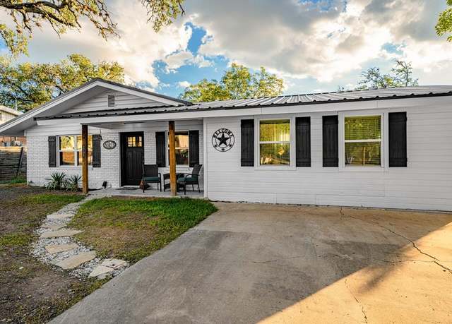 Property at 1701 Deer Trl, Kerrville, TX 78028, 3 beds, 3 baths