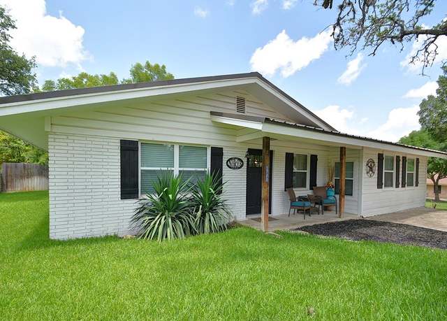 Property at 1701 Deer Trl, Kerrville, TX 78028, 3 beds, 3 baths