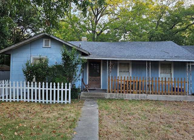 Property at 505 W Jefferson St, Kerrville, TX 78028, 3 beds, 1 bath