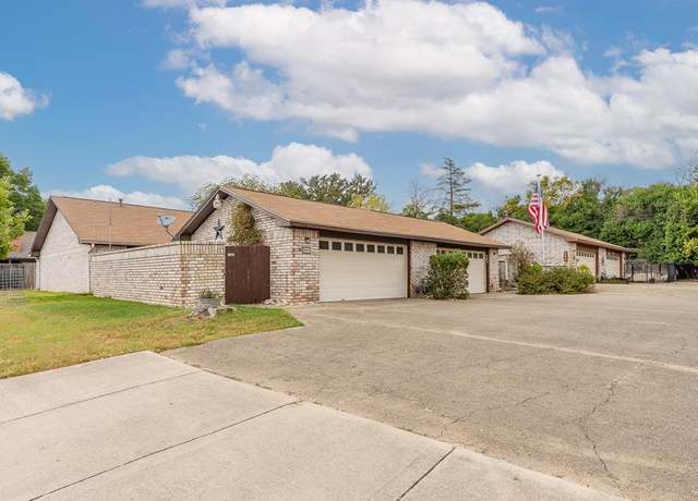 Property at 800 Lois St, Kerrville, TX 78028, 2 beds, 2 baths