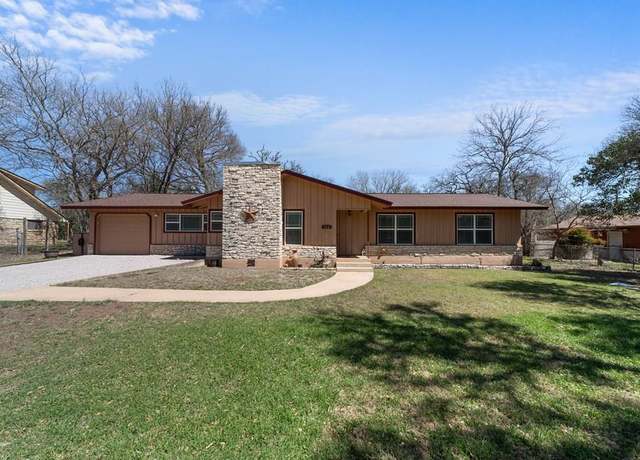Property at 154 Hilltop Dr, Kerrville, TX 78028, 3 beds, 2 baths