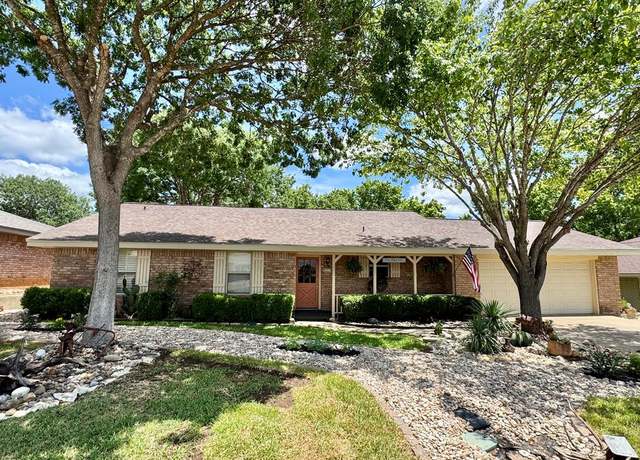 Property at 207 Candice Dr, Kerrville, TX 78028, 3 beds, 2 baths