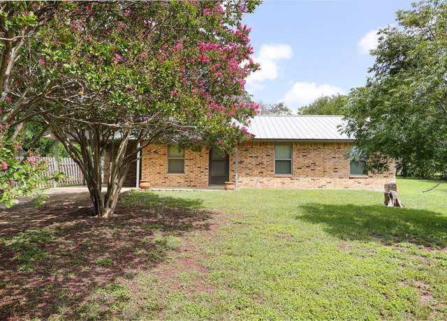 Property at 182 Forest Cir, Kerrville, TX 78028, 3 beds, 1 bath