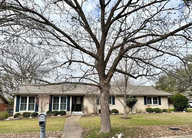 Property at 608 Overhill Dr, Kerrville, TX 78028, 3 beds, 2.5 baths
