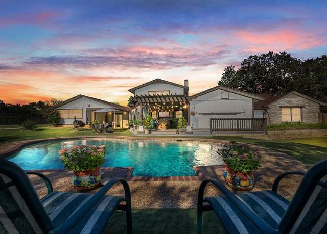Property at 210 SW Oak Ln, Kerrville, TX 78028, 4 beds, 5.5 baths