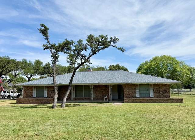Property at 107 Royal Oaks Rd, Kerrville, TX 78028, 3 beds, 2.5 baths