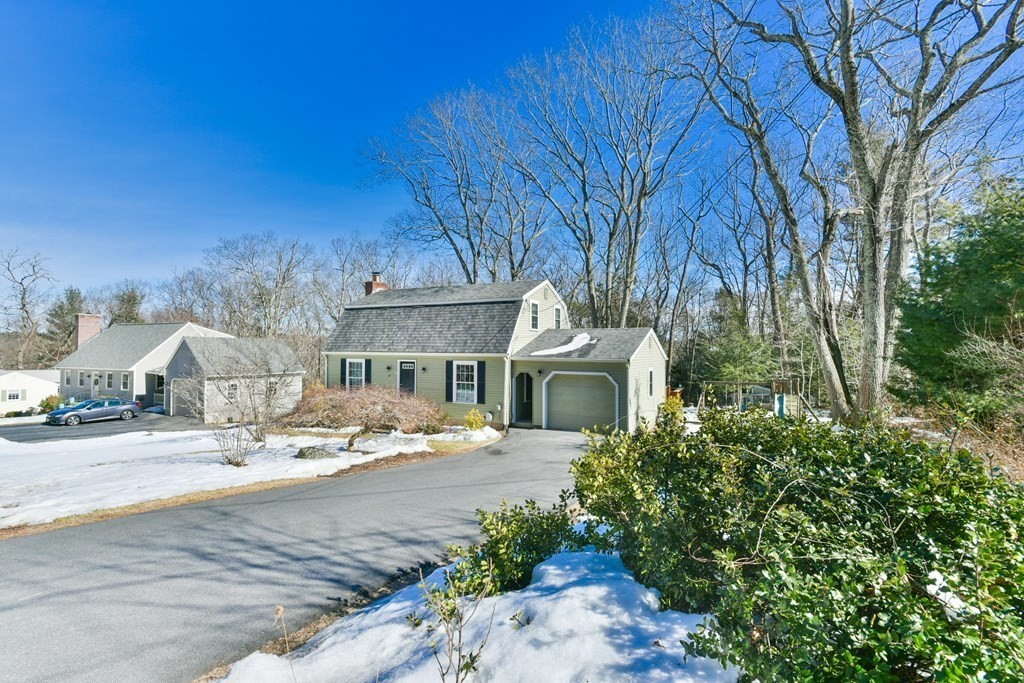 42 Westwood Dr, Sturbridge, MA 01566