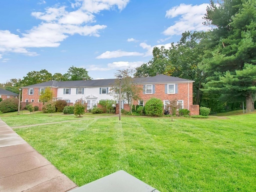 25 Yorktown Dr #25, Springfield, MA 01108