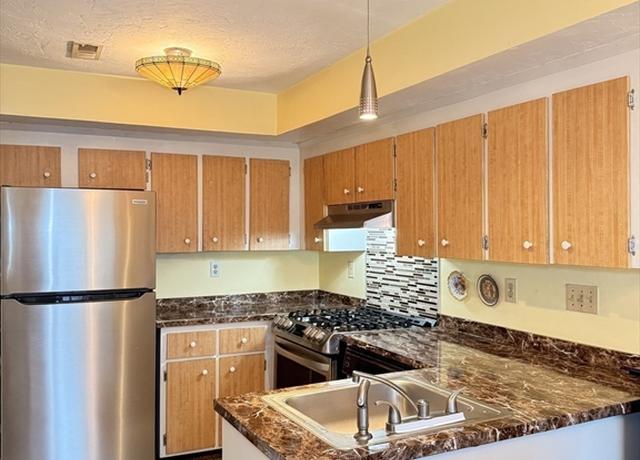 Property at 8 Cottonwood #8, Stoughton, MA 02072, 2 beds, 2.5 baths