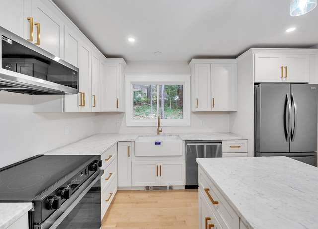 Property at 7 Woodlawn Dr, Sturbridge, MA 01566, 3 beds, 2 baths