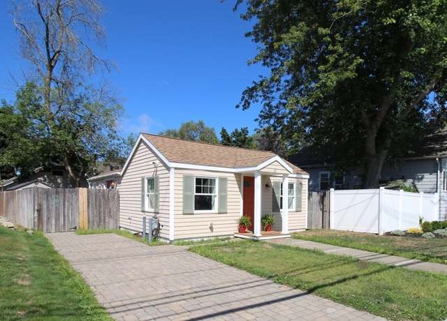 Property at 28 Elm St, Salisbury, MA 01952, 1 bed, 1 bath