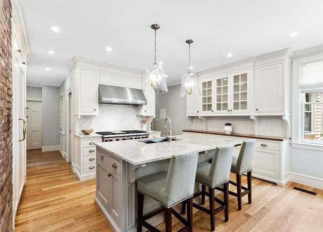 Property at 10 Eliot Rd, Lexington, MA 02421, 7 beds, 5 baths