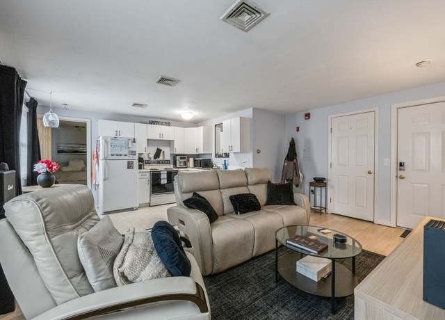 Property at 425-D Main St Unit D, Chatham, MA 02633, 1 bed, 1 bath