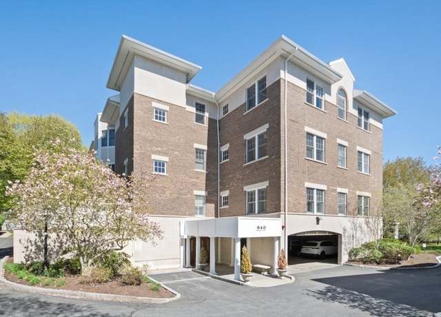 Property at 640 Hammond St #301, Brookline, MA 02467, 2 beds, 2.5 baths