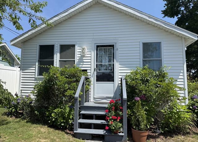 Property at 8 Woodland Cir, Wareham, MA 02571, 2 beds, 1 bath