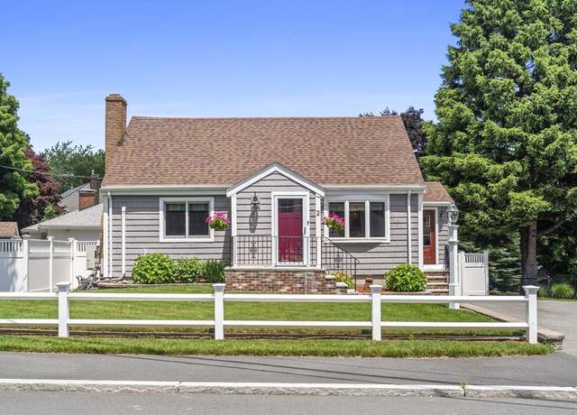 Property at 2 Fosters Ln, Wakefield, MA 01880, 3 beds, 2.5 baths