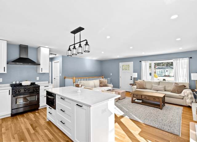 Property at 3 Oakland Sq, Pembroke, MA 02359, 3 beds, 2 baths