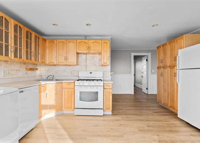 Property at 90-92 Congress St Unit 4F, Salem, MA 01970, 3 beds, 1 bath