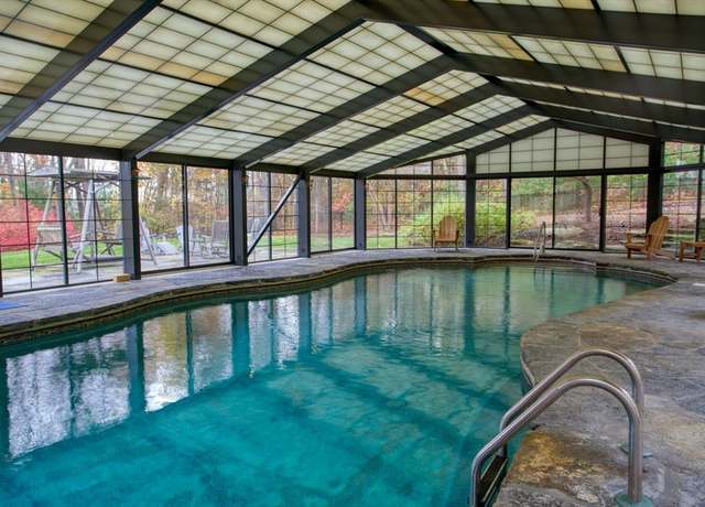 Property at 6 Eveningstar Dr, Amherst, MA 01002, 7 beds, 8 baths