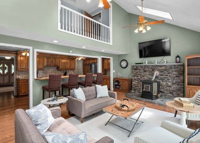 Property at 10 Patricia Ann Dr, Haverhill, MA 01830, 5 beds, 3.5 baths