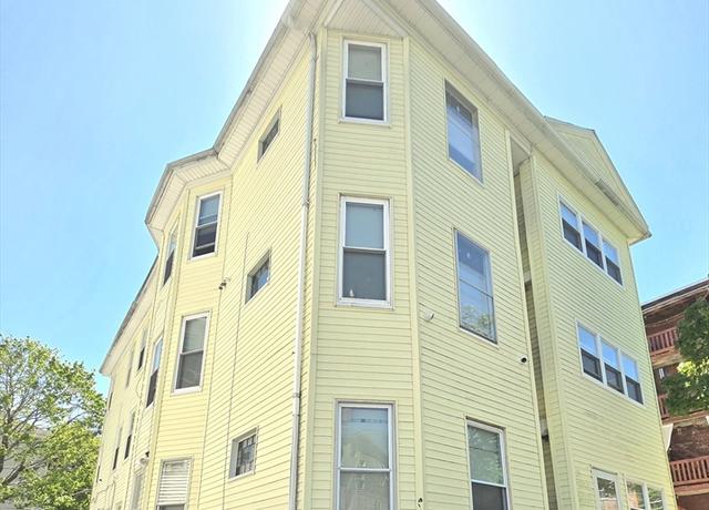 Property at 9 Pelham St, Worcester, MA 01609, 9 beds, 3 baths