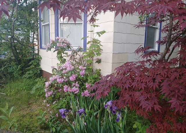 Property at 146 Beech St, Holyoke, MA 01040, 5 beds, 2 baths