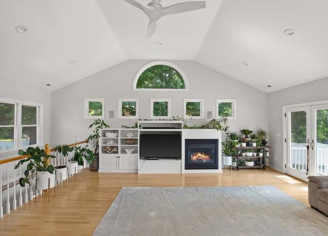 Property at 20 Countryside Ln, Marblehead, MA 01945, 3 beds, 2 baths