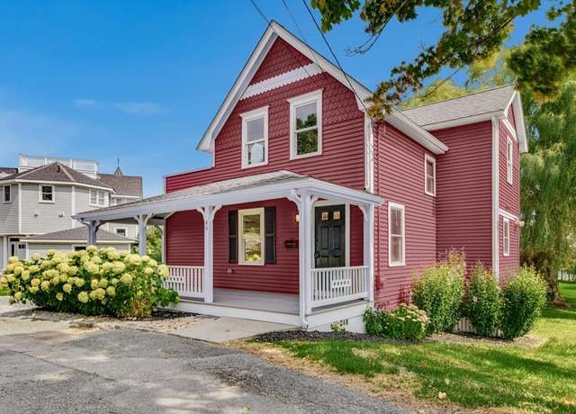 Property at 46 Duck Ln, Hull, MA 02045, 3 beds, 1.5 baths