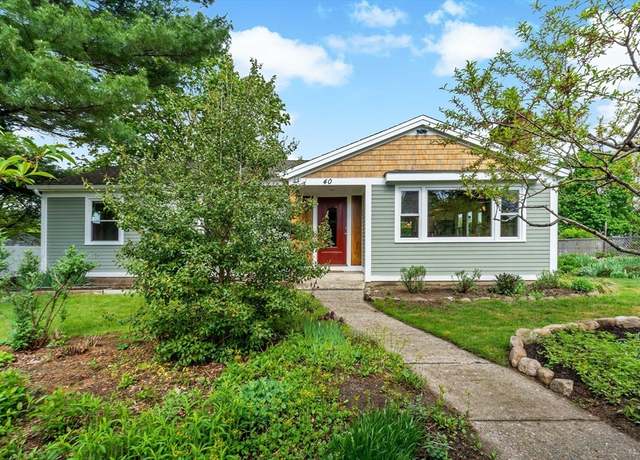 Property at 40 Edgemere Dr, Seekonk, MA 02771, 3 beds, 2 baths